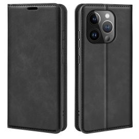 Un étui portefeuille noir pour iPhone 15 Pro Max avec fermeture magnétique et protection intégrale.